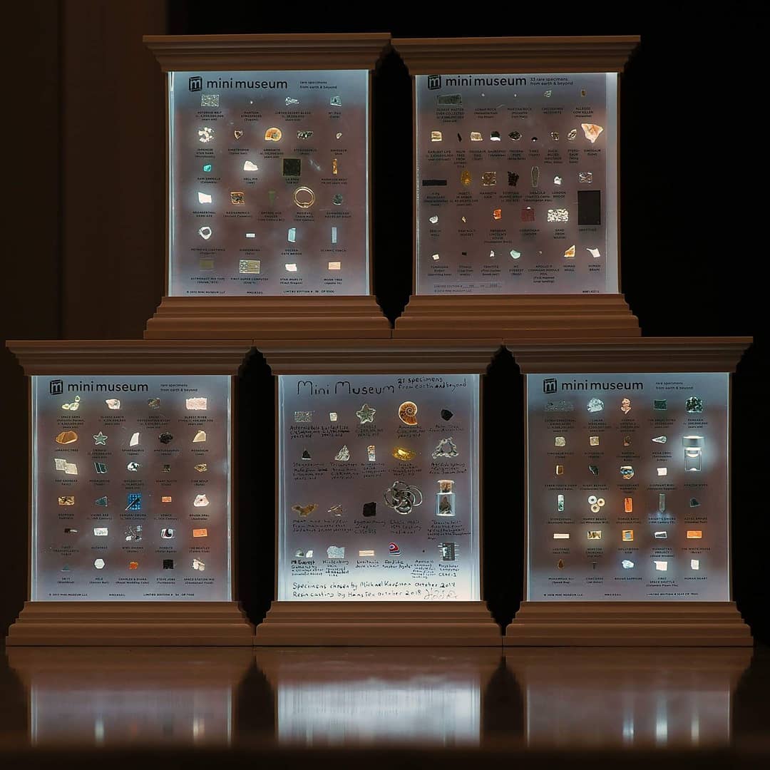 Mini Museum Illuminated LED Stand - Image 11