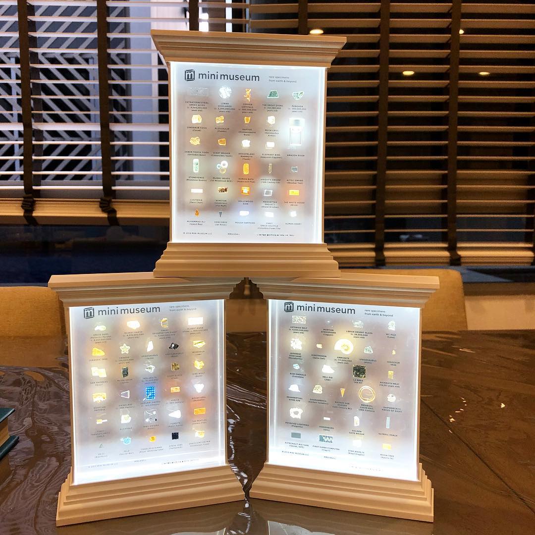 Mini Museum Illuminated LED Stand - Image 9